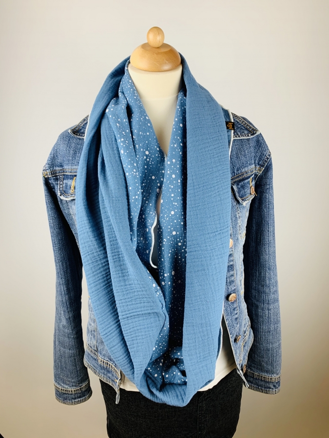 Schal aus Baumwollmusselin in blau und hellblau mit weißen Punkten